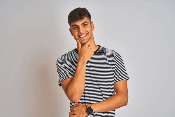 Hombre Joven Indio Con Camiseta Rayas Marina Pie Sobre Fondo —  Fotos de Stock