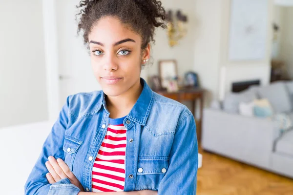 Mulher Americana Africana Bonita Jovem Com Cabelo Afro Vestindo Jaqueta — Fotografia de Stock