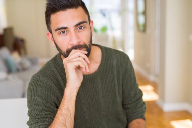 Yakışıklı adam rahat ve emin görünümlü