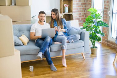 Genç çift yeni bir ev kanepede oturma rahatlatıcı hareket u