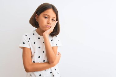 Genç güzel çocuk kız izole beyaz arka plan üzerinde duran rahat t-shirt giyen yorgun görünümlü ve çapraz kolları ile depresyon sorunları ile sıkılmış düşünme.