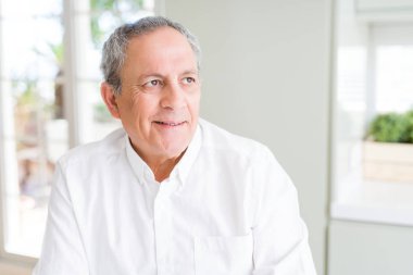 Emin gülümseyen yakışıklı komuta sizde