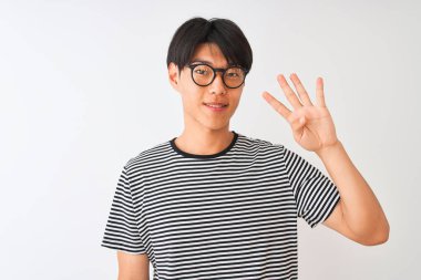 Gözlük ve lacivert çizgili t-shirt giyen Çinli adam izole beyaz arka plan üzerinde duran gösteren ve emin ve mutlu gülümserken parmakları ile dört numara işaret.