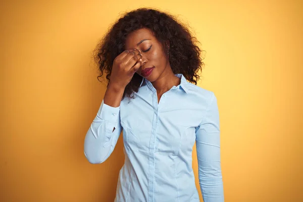 孤立した黄色の背景にエレガントなシャツを着ているアフリカ系アメリカ人の実業家は 鼻や目をこすり疲れや頭痛を感じて疲れ ストレスとフラストレーションの概念 — ストック写真