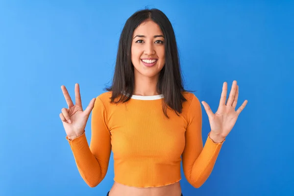 Jonge Mooie Chinese Vrouw Draagt Oranje Shirt Staan Geïsoleerde Blauwe — Stockfoto