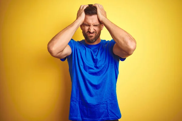 Hombre Guapo Joven Que Usa Una Camiseta Azul Casual Sobre — Foto de Stock