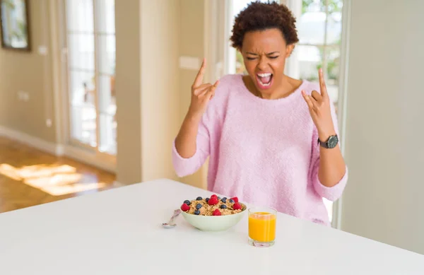 Young African American Woman Having Healthy Breakfast Morning Home Shouting — Stock Photo, Image