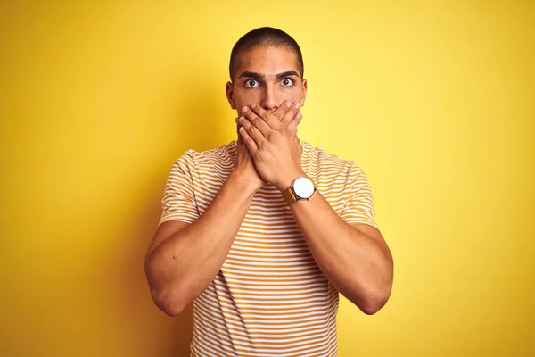 Jovem Bonito Homem Vestindo Listrado Shirt Sobre Amarelo Isolado Fundo — Fotografia de Stock