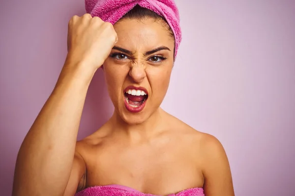 Young Beautiful Woman Wearing Towel Shower Isolated Pink Background Annoyed — Stock Photo, Image