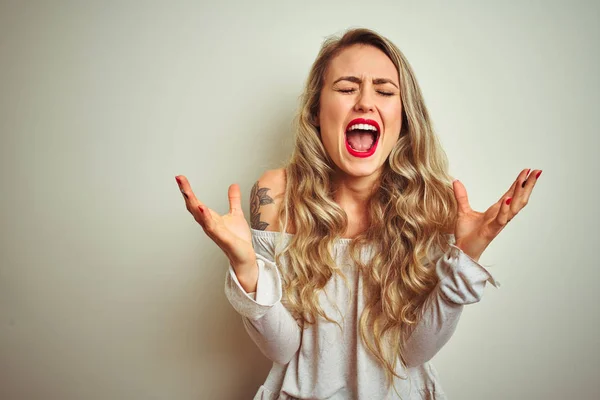 Joven Mujer Hermosa Pie Sobre Fondo Blanco Aislado Celebrando Loco — Foto de Stock