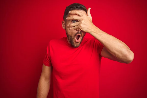 Jovem Bonito Homem Vestindo Casual Shirt Sobre Vermelho Isolado Fundo — Fotografia de Stock