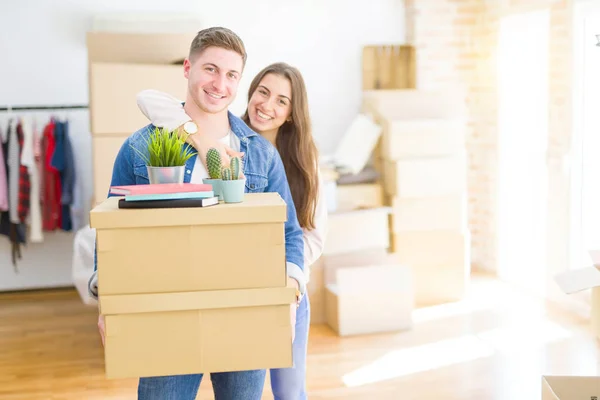 Belo Jovem Casal Divertindo Dançando Novo Apartamento Comemorando Mudança Para — Fotografia de Stock