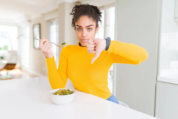 Młoda Afrykańska Amerykańska Kobieta Jedząca Zdrowe Zielone Warzywa Gniewną Twarzą — Zdjęcie stockowe