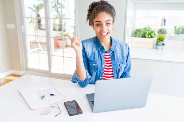 Joven Afroamericana Estudiante Mujer Usando Computadora Portátil Muy Feliz Señalando — Foto de Stock