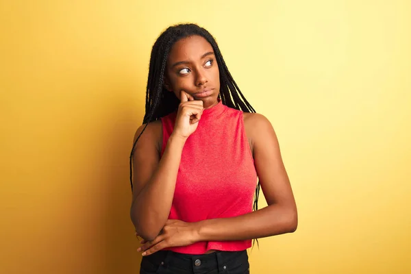 Mulher Afro Americana Vestindo Camiseta Casual Vermelha Sobre Fundo Amarelo — Fotografia de Stock