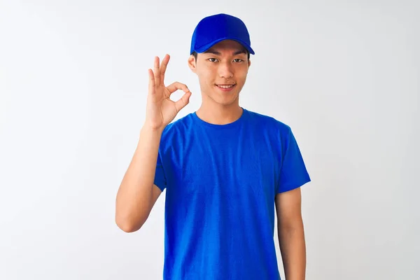 Entregador Chinês Vestindo Camiseta Azul Boné Sobre Fundo Branco Isolado — Fotografia de Stock