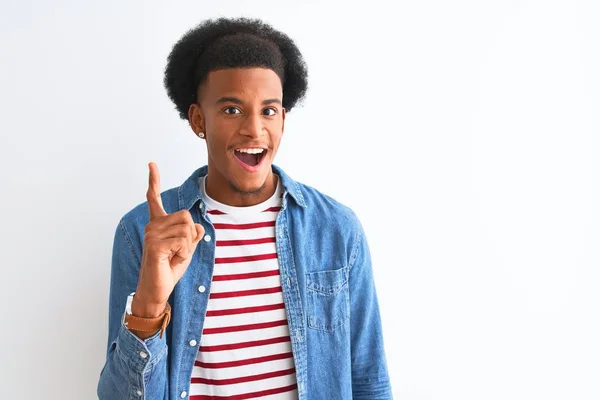 Homem Afro Americano Vestindo Camiseta Listrada Jaqueta Ganga Sobre Fundo — Fotografia de Stock