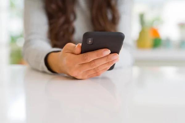 Close Mãos Mulher Usando Smartphone — Fotografia de Stock