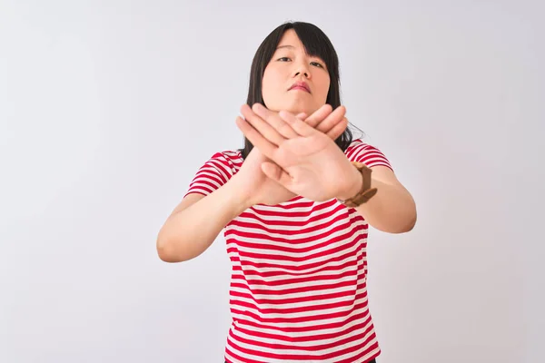 Jovem Mulher Chinesa Bonita Vestindo Vermelho Listrado Shirt Sobre Isolado — Fotografia de Stock