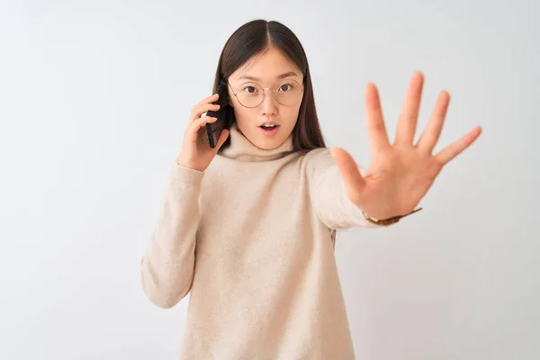 배경을 스마트 폰에서 이야기하는 여성은 손바닥 표정으로 제스처를하고 — 스톡 사진