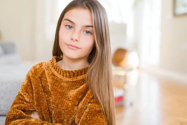 Piękna Młoda Dziewczyna Kid Noszenia Casual Sweter Zrelaksowany Poważnym Wyrazem — Zdjęcie stockowe