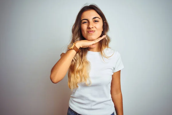 Jovem Mulher Bonita Vestindo Casual Shirt Branca Sobre Fundo Isolado — Fotografia de Stock