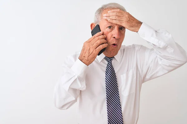 Senior Hombre Negocios Pelo Gris Hablando Teléfono Inteligente Sobre Fondo —  Fotos de Stock