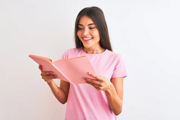 Giovane Bella Studentessa Lettura Libro Piedi Sopra Isolato Sfondo Bianco — Foto Stock