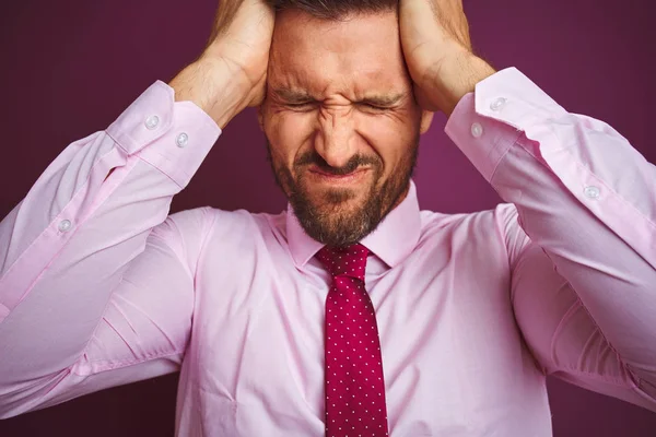 Primo Piano Uomo Affari Indossa Camicia Elegante Cravatta Sfondo Viola — Foto Stock