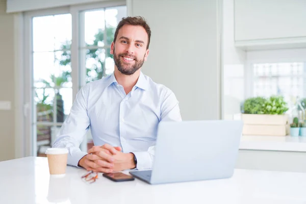 Bonito homem de negócios trabalhando usando laptop de computador e sorrindo — Fotografia de Stock