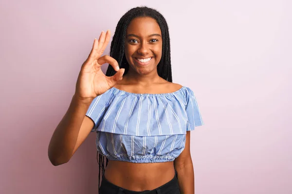 Africano Americano Mulher Vestindo Listrado Shirt Sobre Isolado Rosa Fundo — Fotografia de Stock