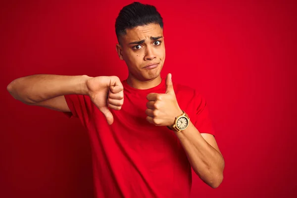 Zole Kırmızı Arka Plan Üzerinde Duran Tişört Giyen Brezilyalı Genç — Stok fotoğraf