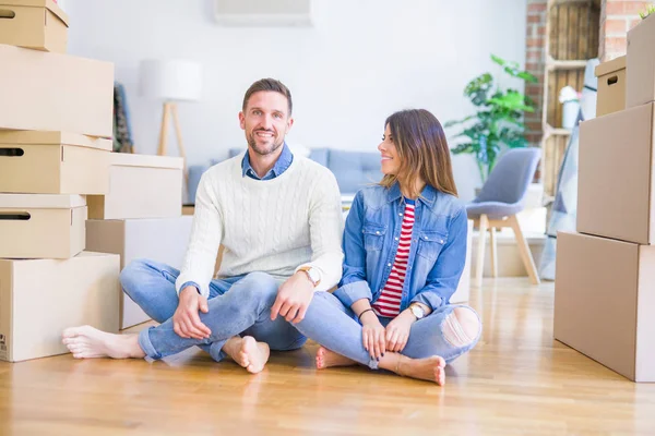 Schönes Junges Paar Zieht Neues Zuhause — Stockfoto