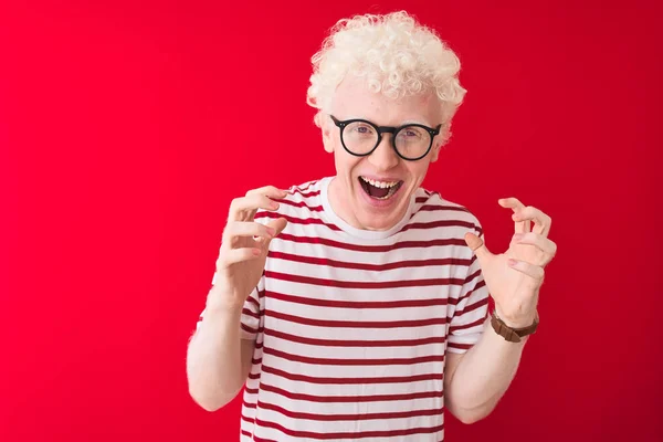 Jovem Albino Loiro Vestindo Camiseta Listrada Óculos Sobre Fundo Vermelho — Fotografia de Stock