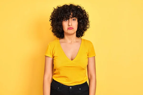 Ung Arabisk Kvinna Med Lockigt Hår Klädd Shirt Stående Över — Stockfoto