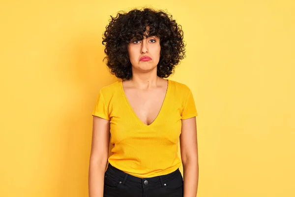 Jovem Árabe Mulher Com Cabelos Encaracolados Vestindo Camiseta Sobre Fundo — Fotografia de Stock