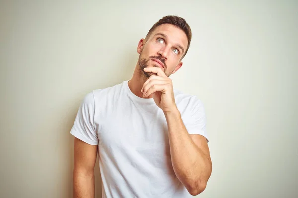 Ung Vacker Man Bär Casual Vit Shirt Över Isolerade Bakgrund — Stockfoto