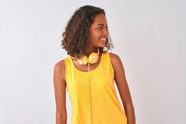 Mujer Brasileña Joven Con Auriculares Amarillos Sobre Fondo Blanco Aislado — Foto de Stock