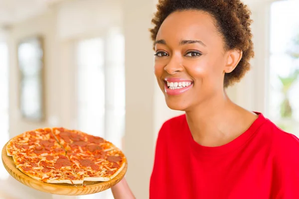 Schöne Junge Afrikanische Amerikanerin Zeigt Hausgemachte Leckere Pizza — Stockfoto