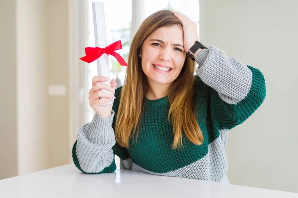 Vacker Ung Kvinna Med Examen Med Röd Rosett Stressad Med — Stockfoto