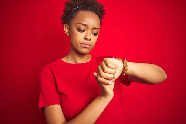 Joven Mujer Afroamericana Hermosa Con Pelo Afro Sobre Fondo Rojo —  Fotos de Stock