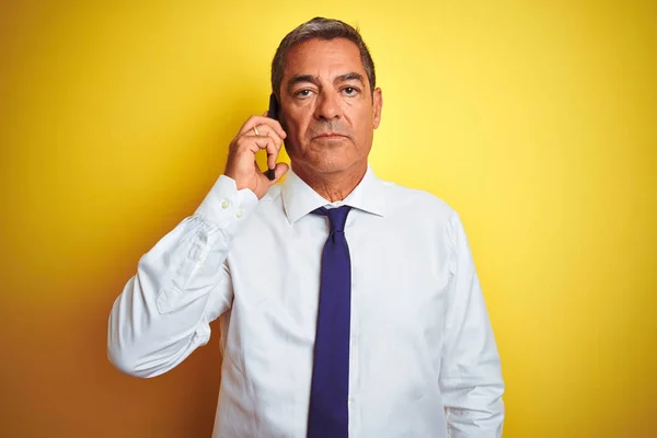 Homem Negócios Meia Idade Falando Smartphone Sobre Fundo Amarelo Isolado — Fotografia de Stock