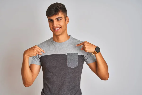 Hombre Indio Joven Con Camiseta Casual Pie Sobre Fondo Blanco — Foto de Stock