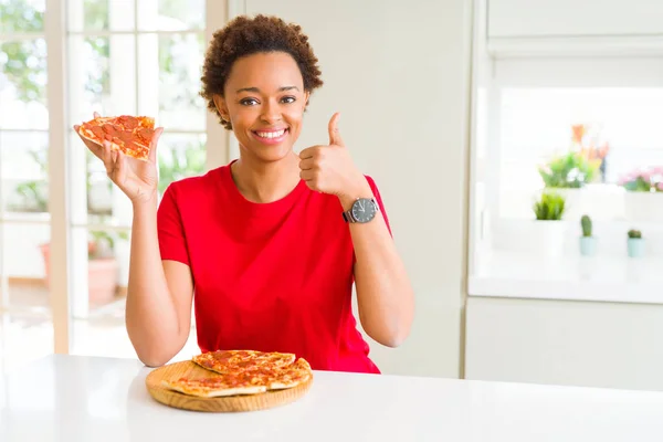 Junge Afrikanisch Amerikanische Frau Isst Leckere Peperoni Pizza Glücklich Mit — Stockfoto