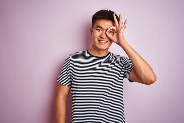 Jonge Aziatische Chinese Man Dragen Gestreepte Shirt Staande Geïsoleerde Roze — Stockfoto