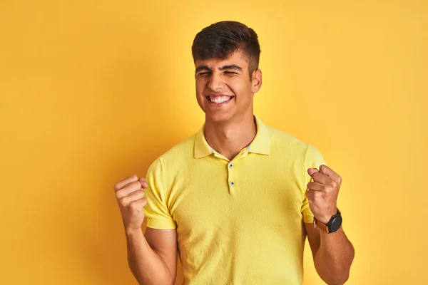 Hombre Indio Joven Con Polo Casual Pie Sobre Fondo Amarillo — Foto de Stock