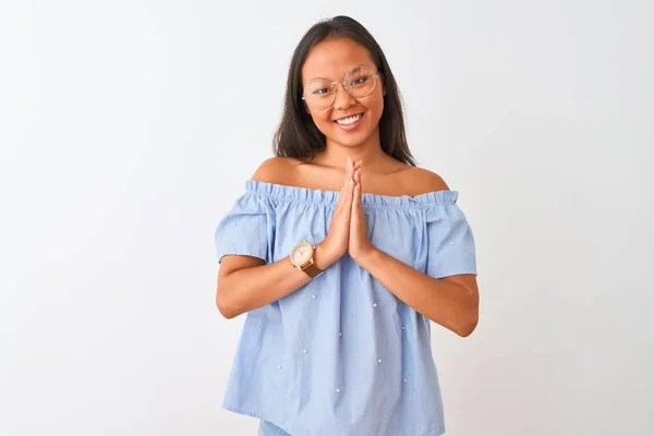 Jonge Chinese Vrouw Draagt Blauw Shirt Bril Geïsoleerde Witte Achtergrond — Stockfoto