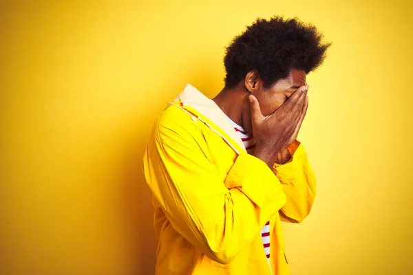 Afrikanisch Amerikanischer Mann Mit Afro Haaren Regenmantel Vor Isoliertem Gelben — Stockfoto