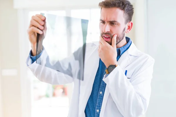 Doctor hombre mirando radiografía de rayos X haciendo examen corporal —  Fotos de Stock