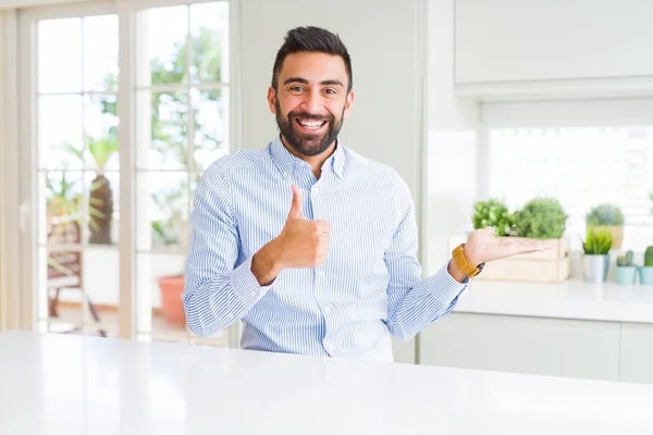 Bonito Homem Negócios Hispânico Mostrando Palma Mão Fazendo Gesto Com — Fotografia de Stock